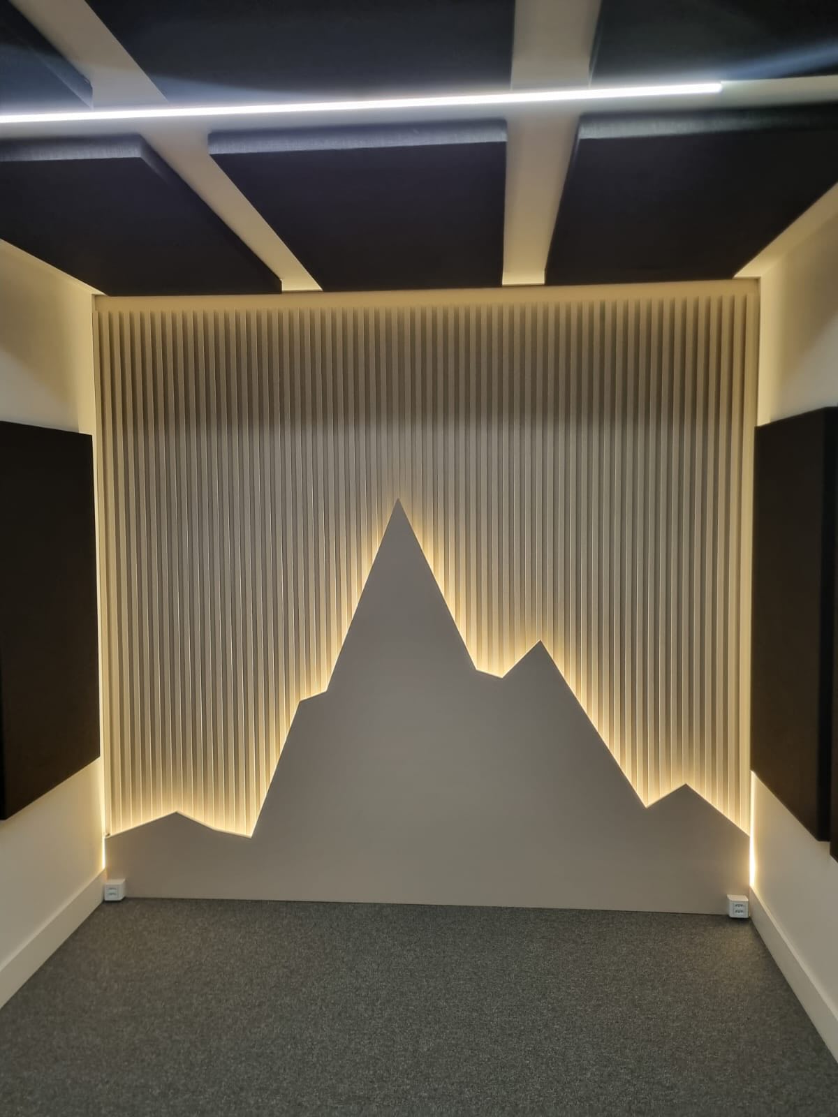 Painel ripado com recorte e iluminação em LED